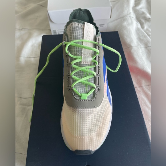 New womens Reebok sneakers!! - Picture 3 of 4